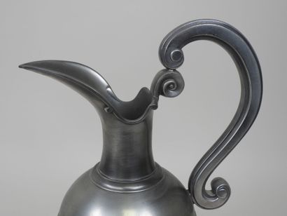 Aiguière en étain, à décor héraldique du...