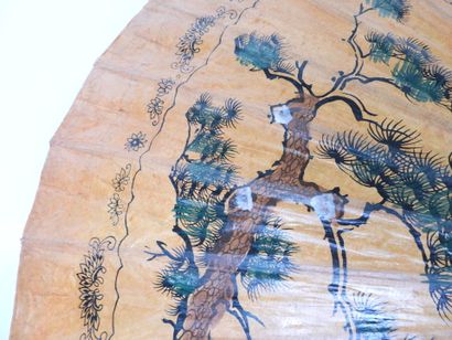 CHINE, XXe.
Ombrelle en bois en papier, à...