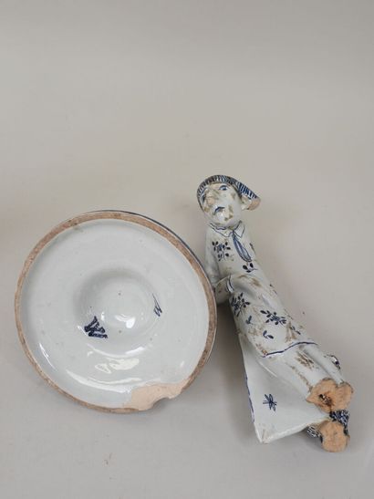 Deux sujets en porcelaine à décor bleu et...