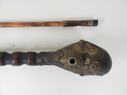 CHINE, XXe.
Deux pipes à opium en bois sculpté...