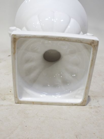 Vase Médicis en faïence émaillée blanche...