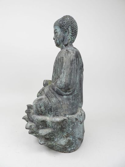 CHINE, XXe.
Bouddha assis sur un lotus. 
Sujet...