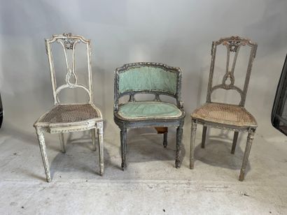 Petit fauteuil de bureau en bois mouluré...