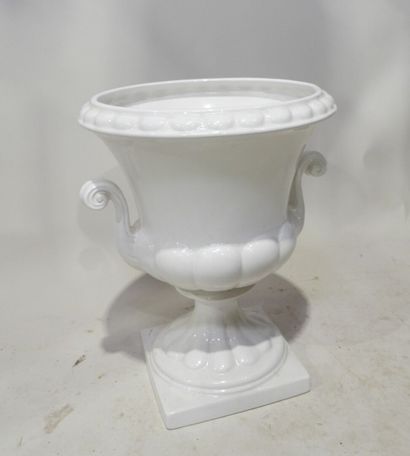 Vase Médicis en faïence émaillée blanche...