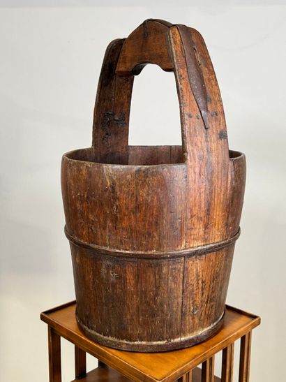 Important seau en bois et montures en métal.
H.:...