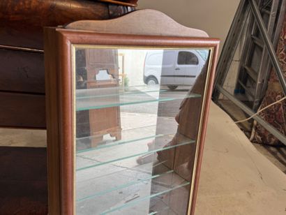 Vitrine murale en bois ouvrant par un vantail...