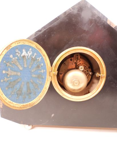 Pendule borne et sa cassolette, en marbre...