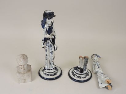 Deux sujets en porcelaine à décor bleu et...