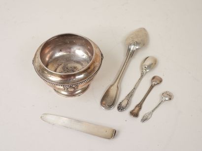 Lot en argent 950/1000e comprenant :
- un...