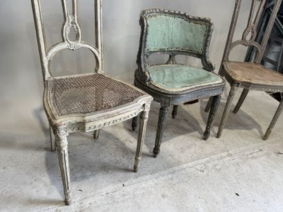 Petit fauteuil de bureau en bois mouluré...