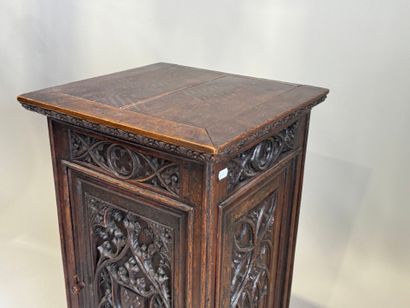 Chevet en chêne mouluré et sculpté, ouvrant...