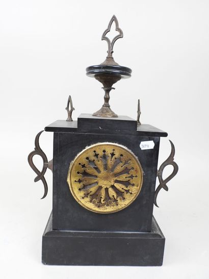 Pendule borne en marbre noir et rouge, le...