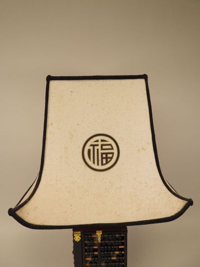 CHINE, XXe.
Pied de lampe, les quatre faces...