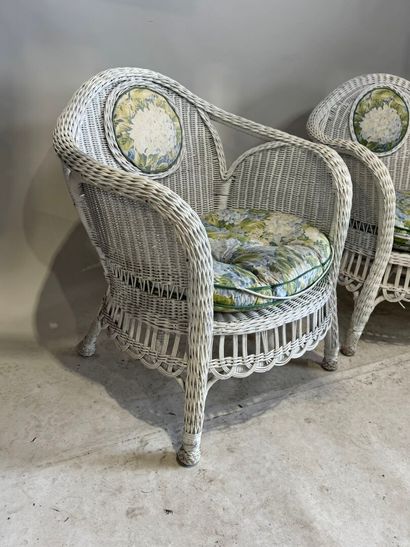 Deux fauteuils en osier tressé et bois courbé...
