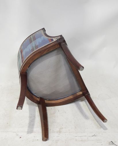 Fauteuil d'enfant en acajou, le dossier gondole,...