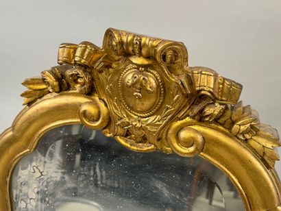 Miroir de forme chantournée en bois doré...