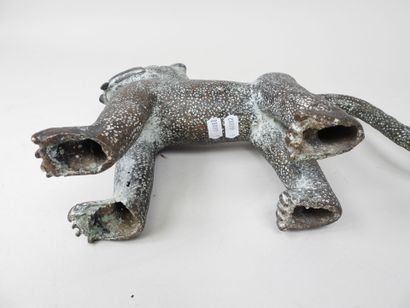 École XXe. 
Léopard en bronze patiné. 
24...