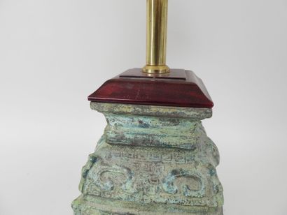CHINE, XXe.
Pied de lampe en bronze et monture...