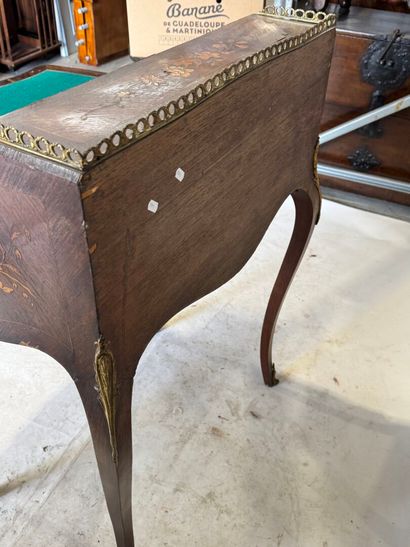 Bureau de dame galbé toutes faces en bois...