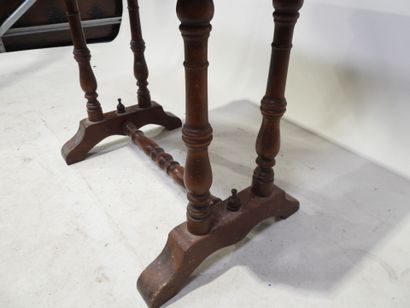 Meuble d'appoint en bois et placage, le plateau...