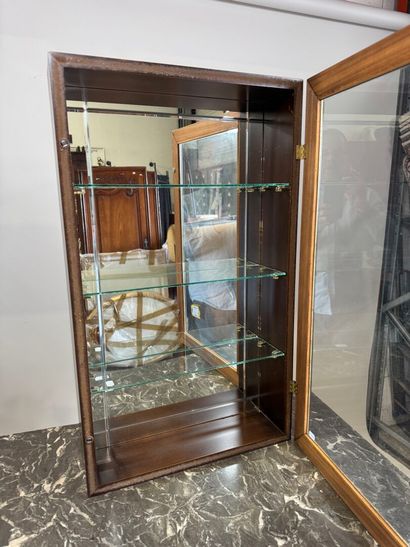 Vitrine en bois teinté ouvrant par un vantail...