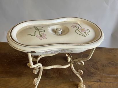 Bidet in enameled sheet metal with flower...