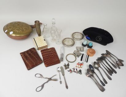 Lot de bibelots divers dont timbale en laiton,...