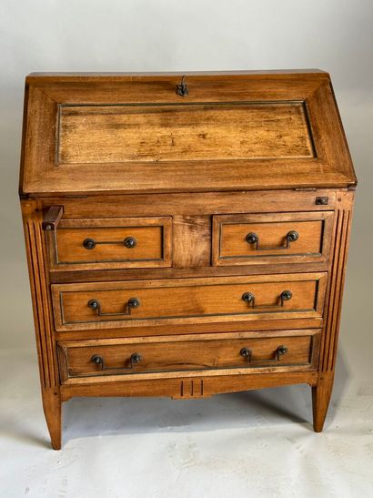 Bureau de pente en noyer, ouvrant à un abattant...