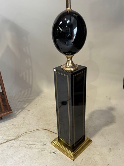 Lampe ovoïde sur piedéstal carré laqué noir...
