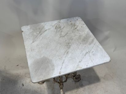 Table de jardin tripode en fer forgé ajouré...