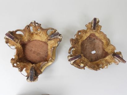 Deux socles en bois et stuc sculpté et doré,...