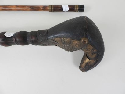 CHINE, XXe.
Deux pipes à opium en bois sculpté...