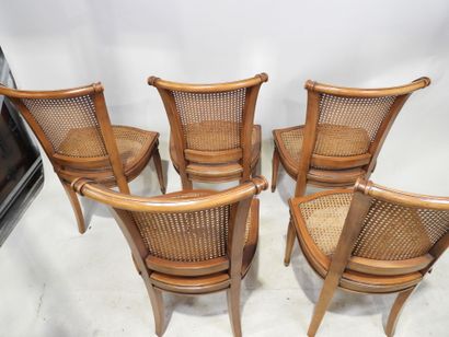 Table ovale avec trois rallonges et série...