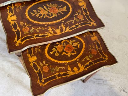 Table gigogne en bois, les plateaux chantournés...