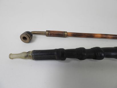 CHINE, XXe.
Deux pipes à opium en bois sculpté...