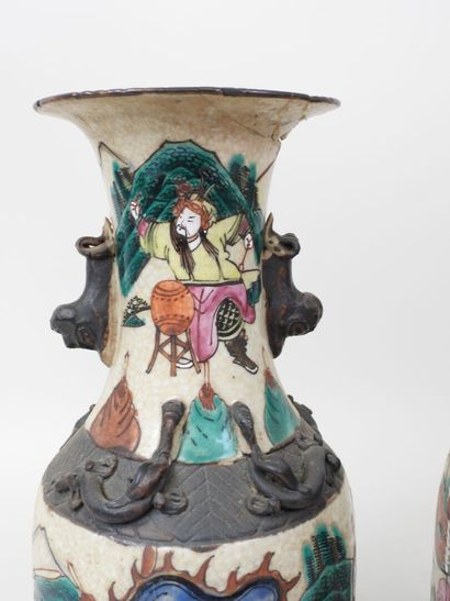 NANKIN, XIXe.
Paire de vases en faïence à...