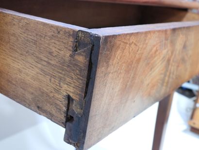 Table à écrire en bois et placage d'acajou...