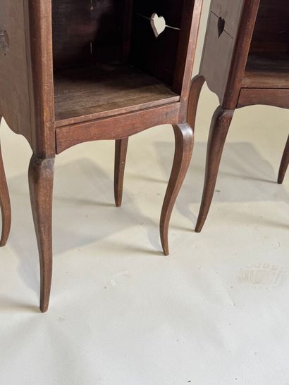 Paire de chevets en bois mouluré, ouvrant...