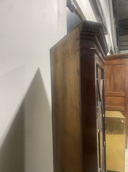 Encoignure à deux corps en acajou, la partie...