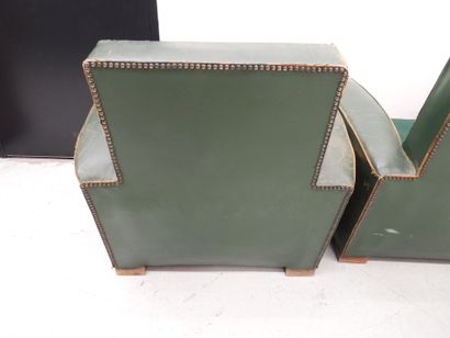 Paire de fauteuils club en cuir vert, l'assise...