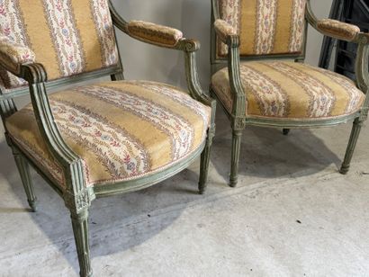 Deux fauteuils à la reine pouvant former...