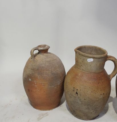 Lot de quatre jarres en grès.
35 cm (la plus...