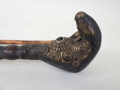 CHINE, XXe.
Deux pipes à opium en bois sculpté...