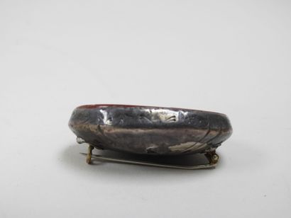 Broche ovale en argent étranger, sertie d'une...