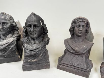 Deux paires de chenets en fonte à décor de...