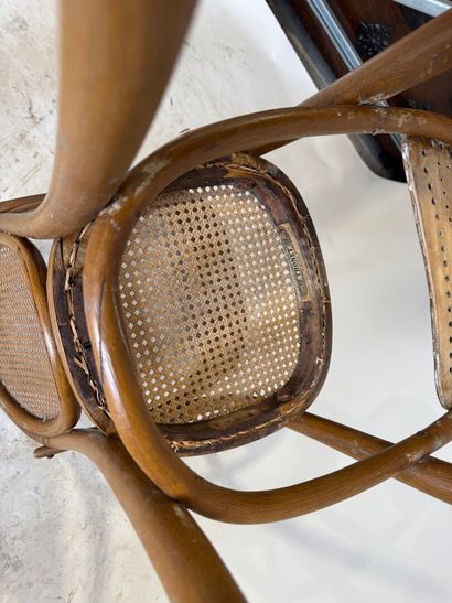 THONET.
 Chaise haute d'enfant en bois courbé...
