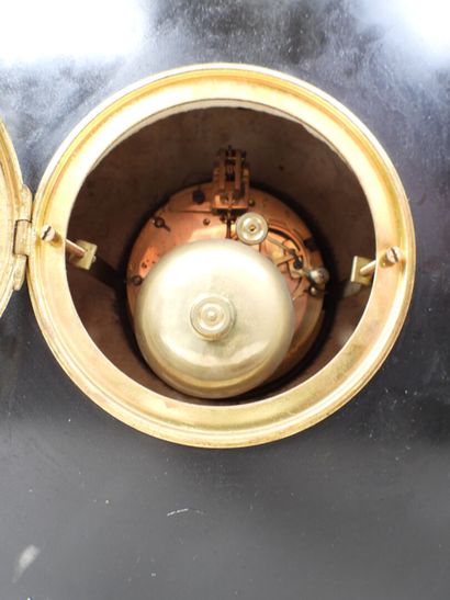 Pendule borne et sa cassolette, en marbre...