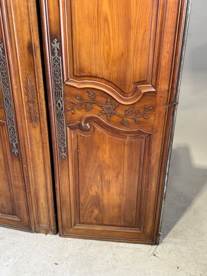 Paire de portes d'armoire en merisier à décor...