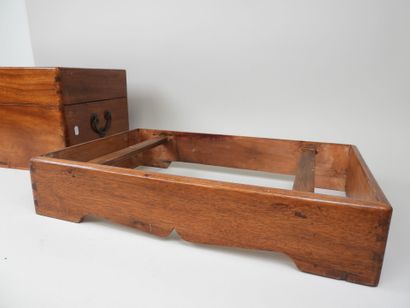 CHINE, XXe.
Grand coffre en bois, la serrure...
