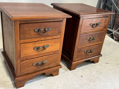 Paire de chevets en bois teinté ouvrant par...